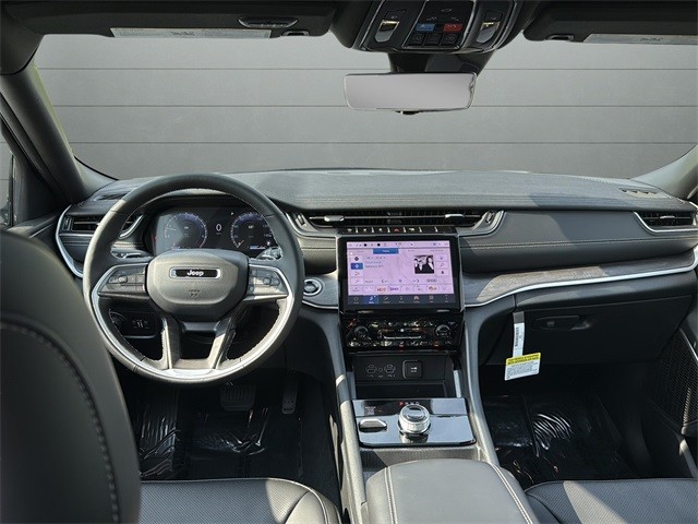 Jeep Grand Cherokee Vehicle Full-screen Gallery Image 24