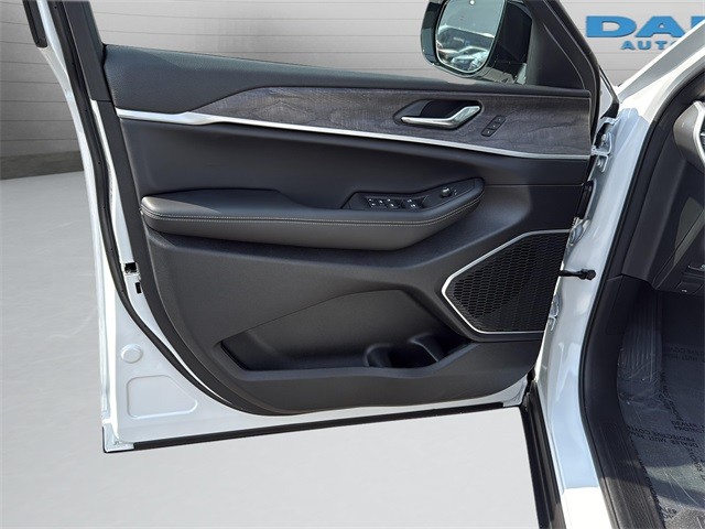 Jeep Grand Cherokee Vehicle Full-screen Gallery Image 25