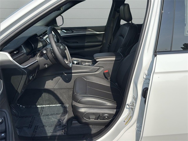 Jeep Grand Cherokee Vehicle Full-screen Gallery Image 26