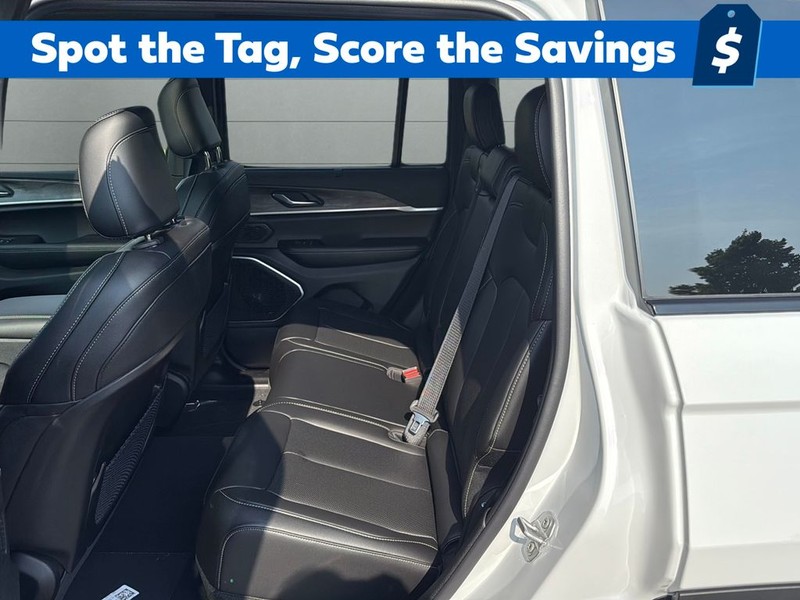 Jeep Grand Cherokee Vehicle Full-screen Gallery Image 17