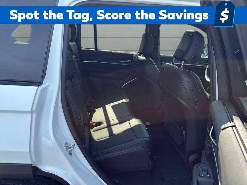 Jeep Grand Cherokee Vehicle Full-screen Gallery Image 22