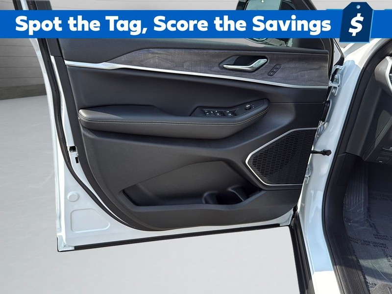 Jeep Grand Cherokee Vehicle Full-screen Gallery Image 25