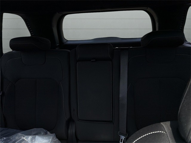 Jeep Grand Cherokee Vehicle Full-screen Gallery Image 9