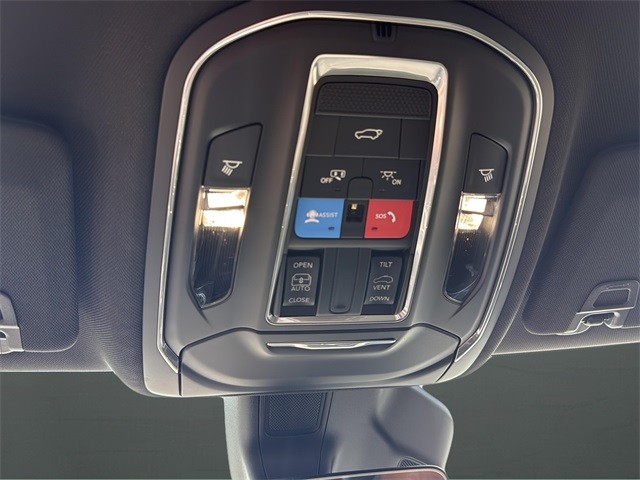 Jeep Grand Cherokee Vehicle Full-screen Gallery Image 13