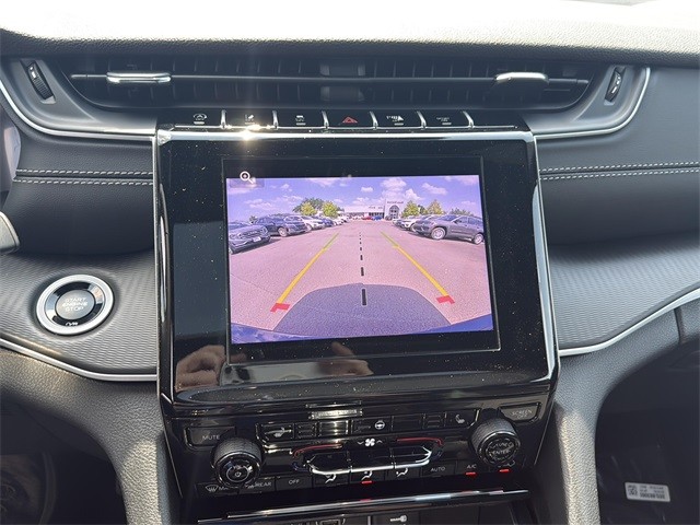 Jeep Grand Cherokee Vehicle Full-screen Gallery Image 14