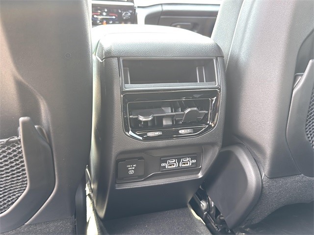 Jeep Grand Cherokee Vehicle Full-screen Gallery Image 18