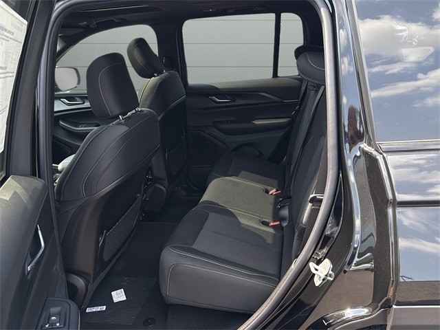 Jeep Grand Cherokee Vehicle Full-screen Gallery Image 19