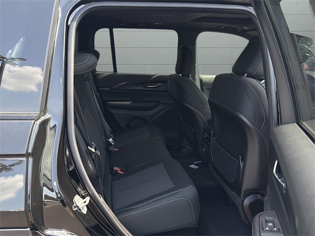 Jeep Grand Cherokee Vehicle Full-screen Gallery Image 22