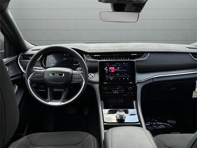 Jeep Grand Cherokee Vehicle Full-screen Gallery Image 24