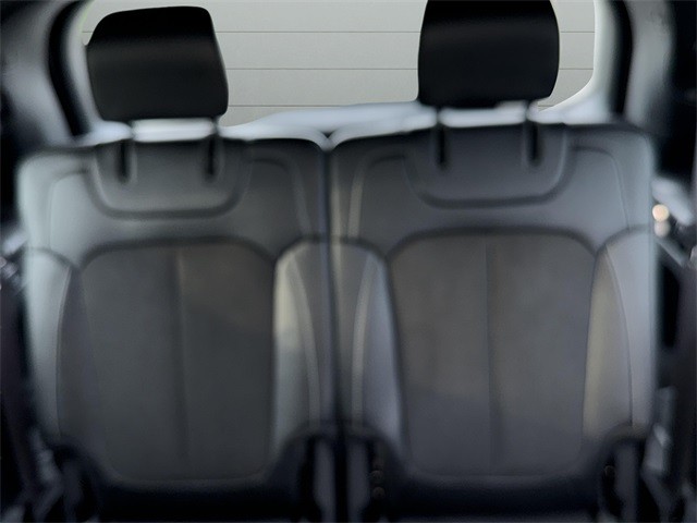 Jeep Grand Cherokee L Vehicle Full-screen Gallery Image 11