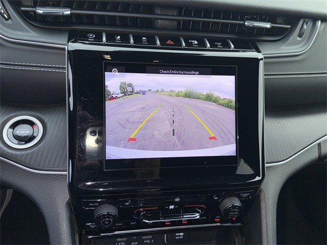 Jeep Grand Cherokee L Vehicle Full-screen Gallery Image 16