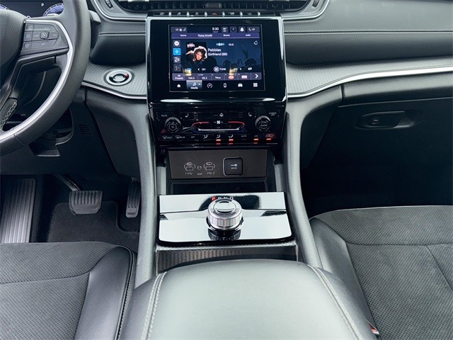 Jeep Grand Cherokee L Vehicle Full-screen Gallery Image 18