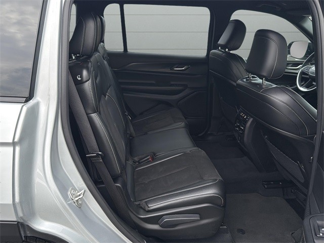 Jeep Grand Cherokee L Vehicle Full-screen Gallery Image 23