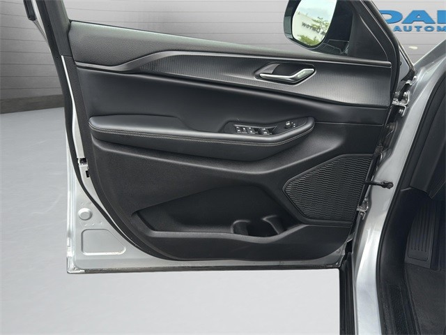 Jeep Grand Cherokee L Vehicle Full-screen Gallery Image 24