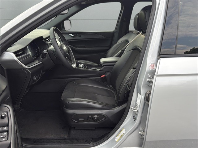 Jeep Grand Cherokee L Vehicle Full-screen Gallery Image 26