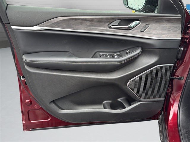 Jeep Grand Cherokee Vehicle Full-screen Gallery Image 11