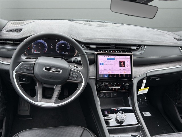 Jeep Grand Cherokee Vehicle Full-screen Gallery Image 12