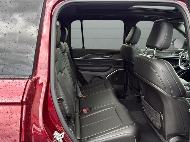 Jeep Grand Cherokee Vehicle Full-screen Gallery Image 14