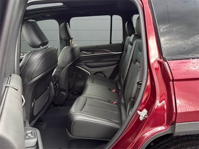 Jeep Grand Cherokee Vehicle Full-screen Gallery Image 17