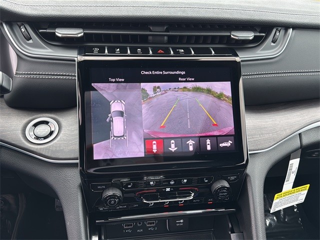 Jeep Grand Cherokee Vehicle Full-screen Gallery Image 22