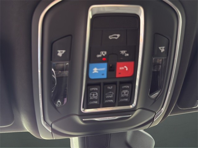 Jeep Grand Cherokee Vehicle Full-screen Gallery Image 23