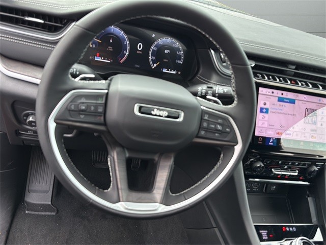 Jeep Grand Cherokee Vehicle Full-screen Gallery Image 26