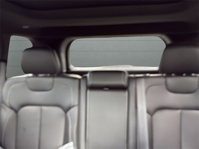 Jeep Grand Cherokee Vehicle Full-screen Gallery Image 27