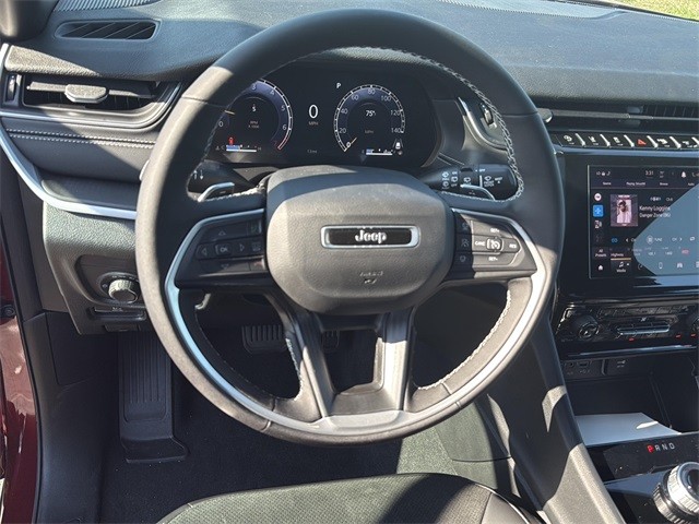 Jeep Grand Cherokee L Vehicle Full-screen Gallery Image 10