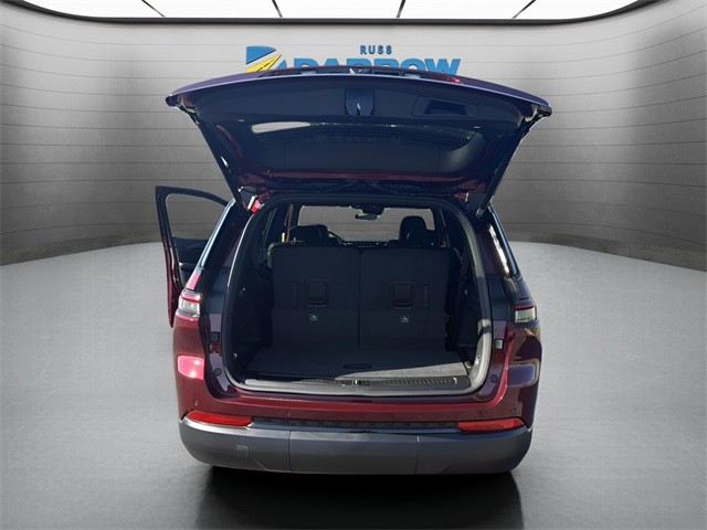 Jeep Grand Cherokee L Vehicle Full-screen Gallery Image 11