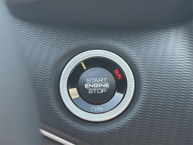 Jeep Grand Cherokee L Vehicle Full-screen Gallery Image 12