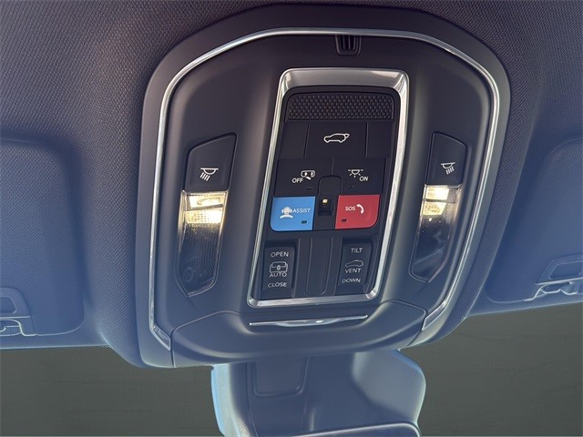 Jeep Grand Cherokee L Vehicle Full-screen Gallery Image 13