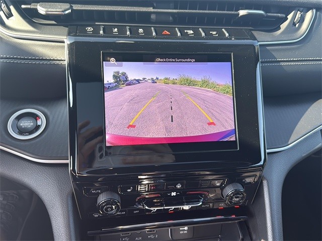 Jeep Grand Cherokee L Vehicle Full-screen Gallery Image 14