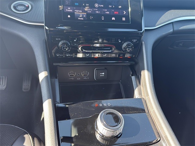 Jeep Grand Cherokee L Vehicle Full-screen Gallery Image 16