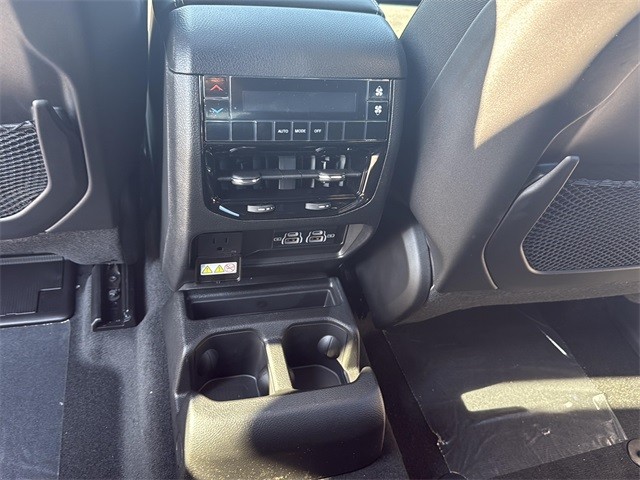 Jeep Grand Cherokee L Vehicle Full-screen Gallery Image 20