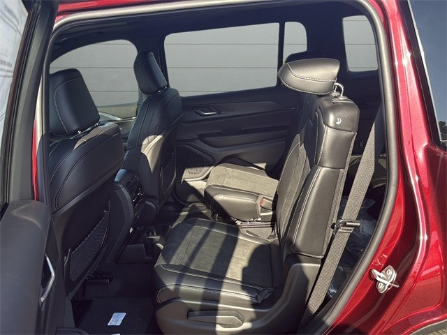 Jeep Grand Cherokee L Vehicle Full-screen Gallery Image 21