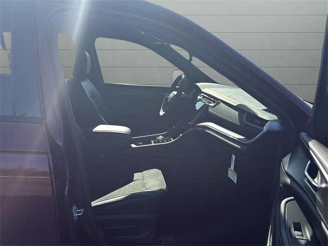 Jeep Grand Cherokee L Vehicle Full-screen Gallery Image 23