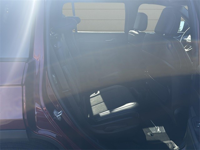 Jeep Grand Cherokee L Vehicle Full-screen Gallery Image 24