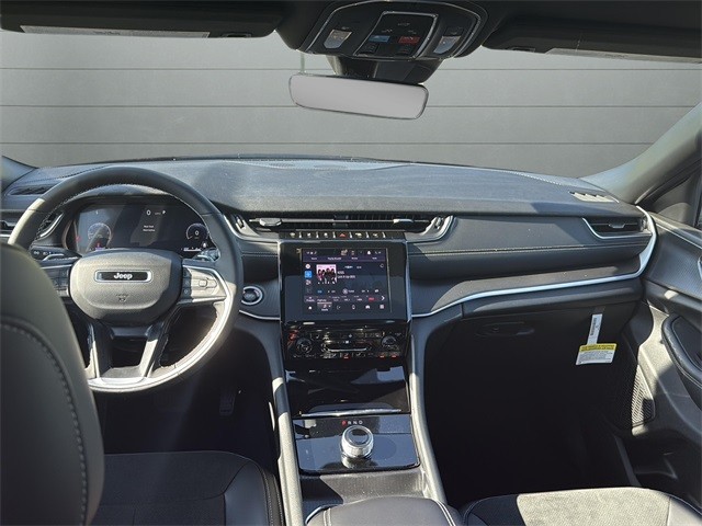 Jeep Grand Cherokee L Vehicle Full-screen Gallery Image 26