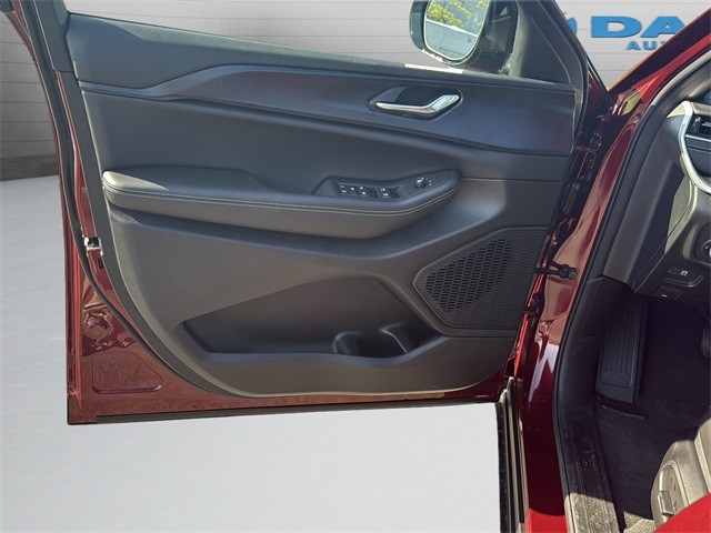 Jeep Grand Cherokee L Vehicle Full-screen Gallery Image 27