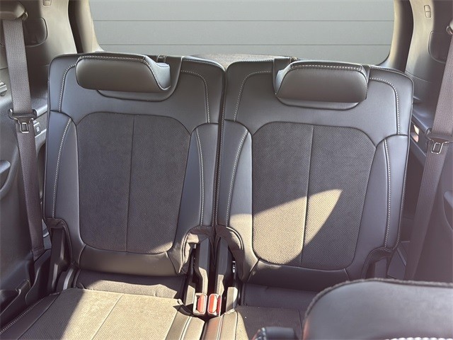 Jeep Grand Cherokee L Vehicle Full-screen Gallery Image 9