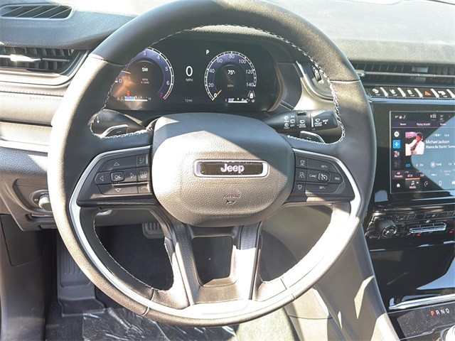 Jeep Grand Cherokee L Vehicle Full-screen Gallery Image 10