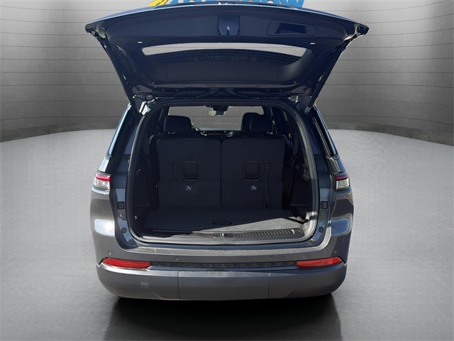 Jeep Grand Cherokee L Vehicle Full-screen Gallery Image 11