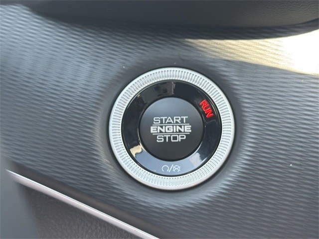 Jeep Grand Cherokee L Vehicle Full-screen Gallery Image 12