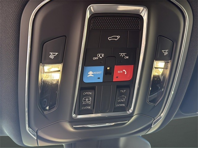 Jeep Grand Cherokee L Vehicle Full-screen Gallery Image 13