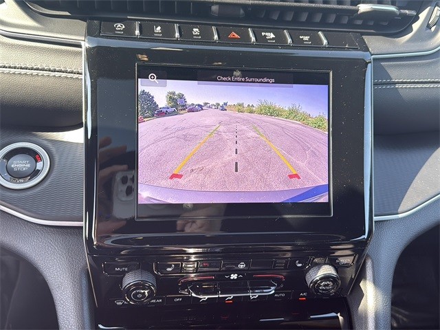 Jeep Grand Cherokee L Vehicle Full-screen Gallery Image 14