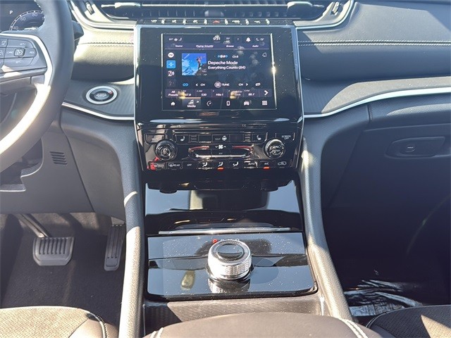 Jeep Grand Cherokee L Vehicle Full-screen Gallery Image 16