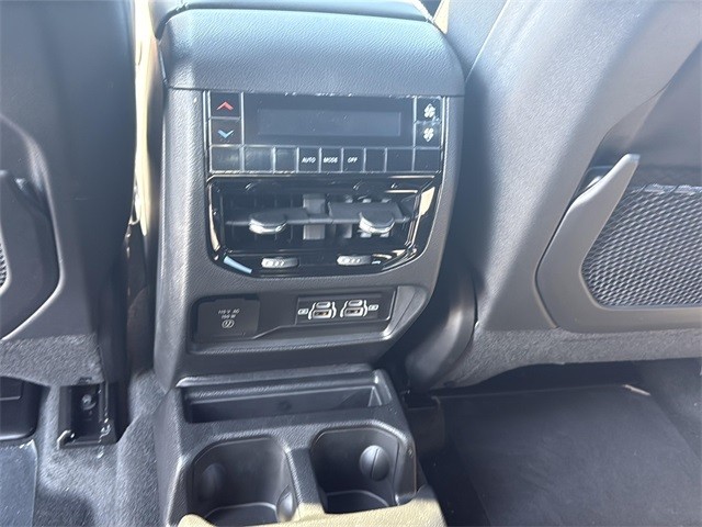 Jeep Grand Cherokee L Vehicle Full-screen Gallery Image 20