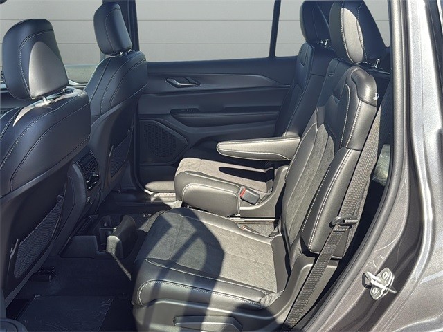 Jeep Grand Cherokee L Vehicle Full-screen Gallery Image 21