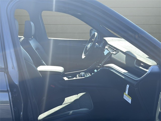 Jeep Grand Cherokee L Vehicle Full-screen Gallery Image 23