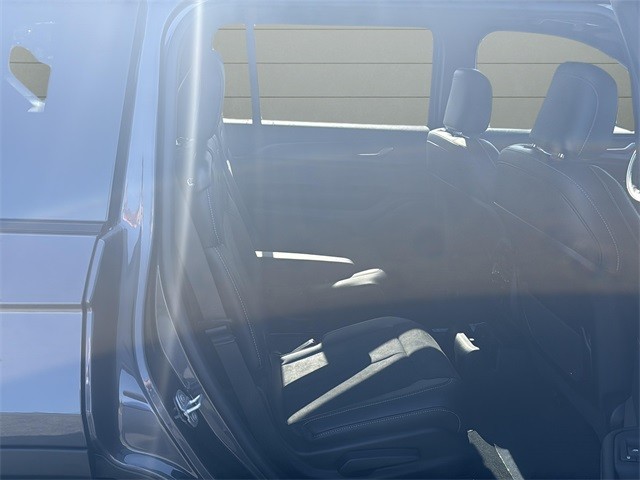 Jeep Grand Cherokee L Vehicle Full-screen Gallery Image 24